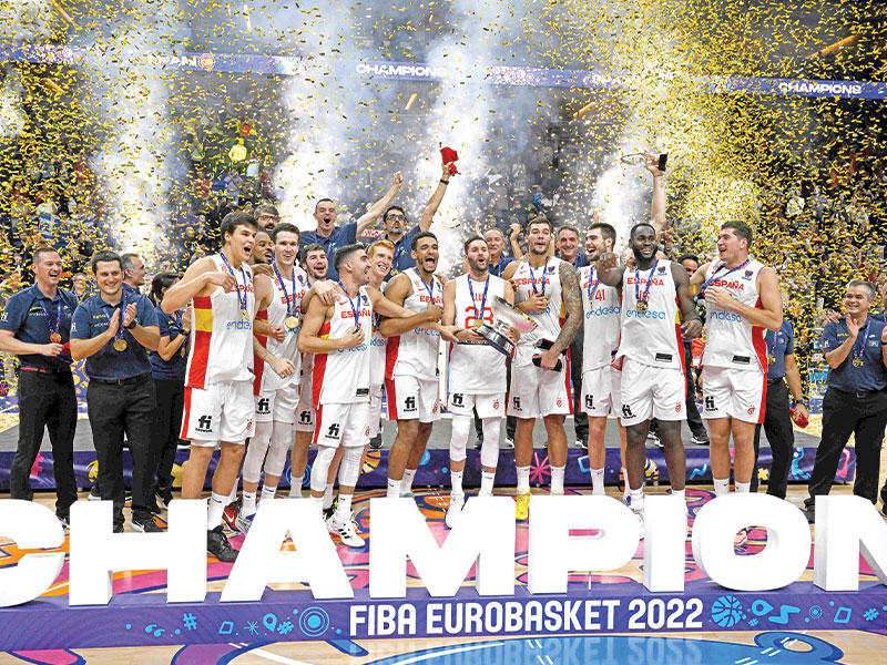 جانب من مراسم تتويج المنتخب الإسباني