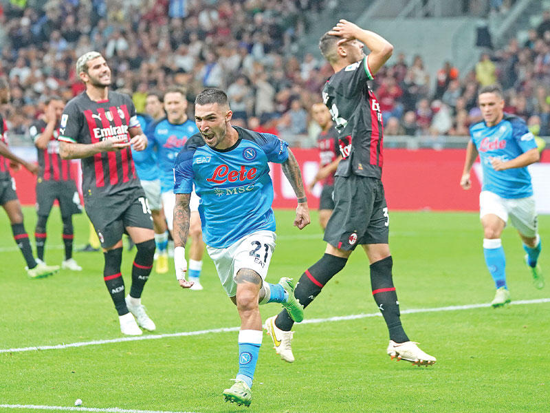 بوليتانو نجم نابولي يحتفل بهدفه في مرمى ميلان