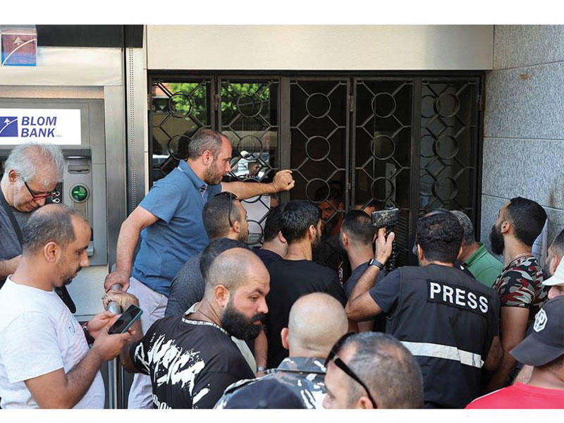 المصارف في لبنان تغلق أبوابها بعد موجة من الاقتحامات