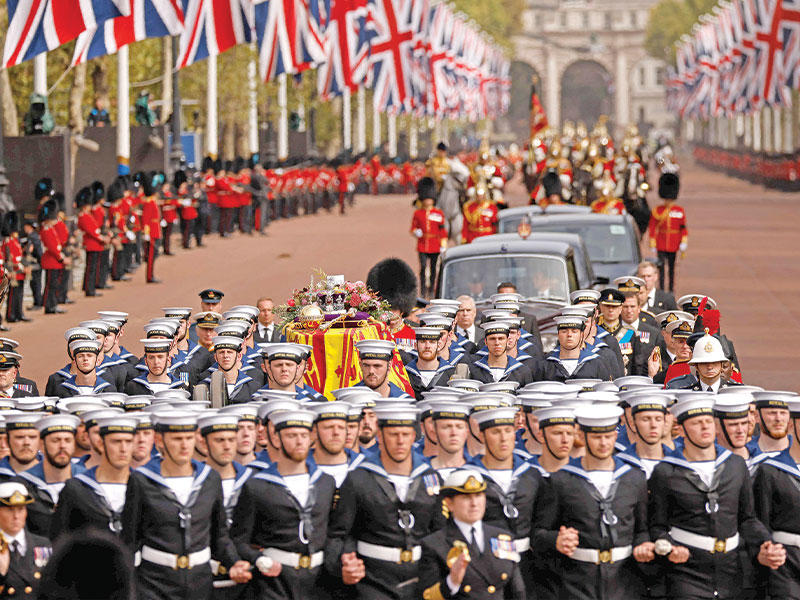 الموكب الجنائزي للملكة إليزابيث يعبر لندن أمس t(أ ف ب) 