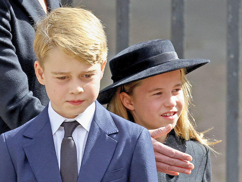 الأمير وليام يسمح لطفليه بالسير خلف نعش الملكة
