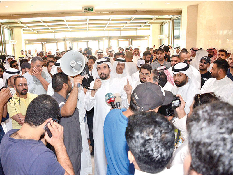 جانب من اعتصام موظفي «الكهرباء» (تصوير خليل الحجاج)