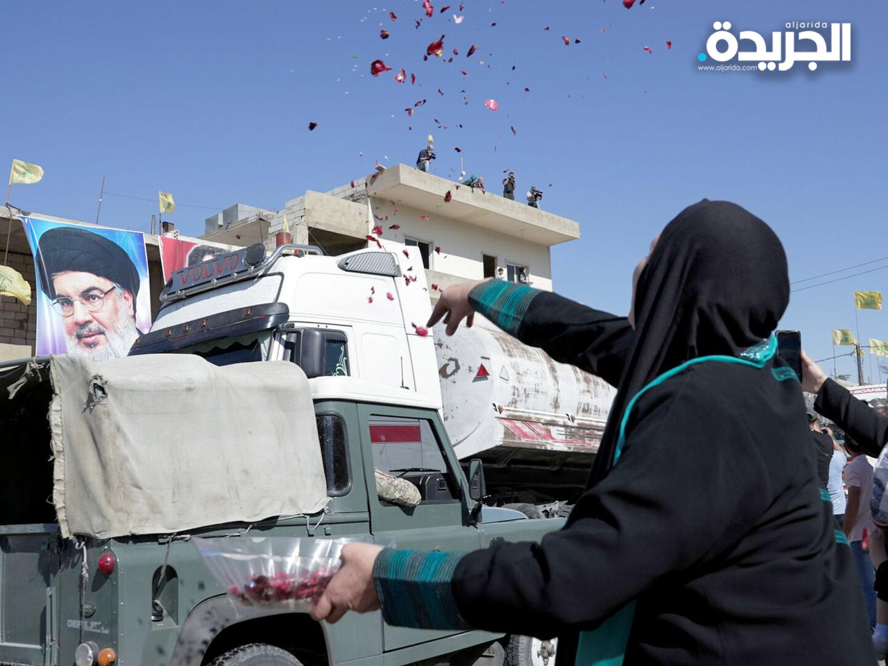 لبنانية تستقبل بالورود شحنة وقود إيرانية في العام الماضي