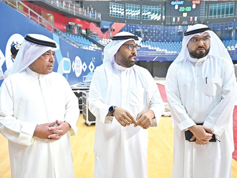  نائب رئيس الاتحاد الكويتي لكرة القدم للشؤون الإدارية والفنية رئيس اللجنة المنظمة المحلية للبطولة هايف المطيري خلال تفقده الصالة