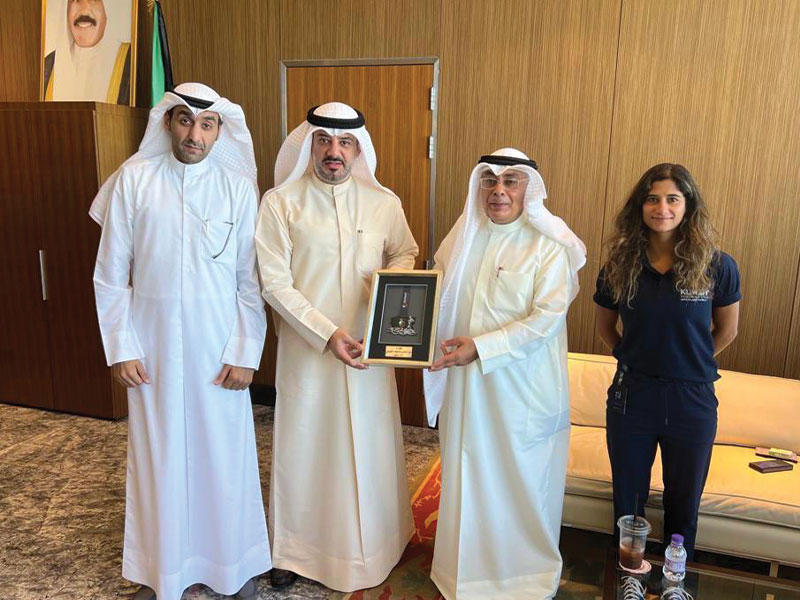 رئيس مجلس الإدارة راشد الكندري يقدم درعا تذكاريا رئيس الاتحاد الرياضي المدرسي فيصل مقصيد