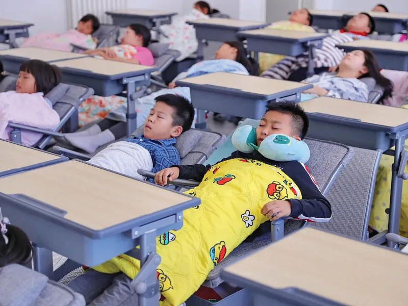 الطلاب خلال القيلولة