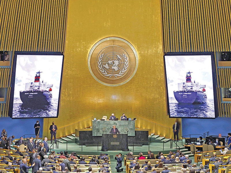 عرض صور لسفينة الأمم المتحدة المحملة بالحبوب الأوكرانية خلال كلمة غوتيرش أمس