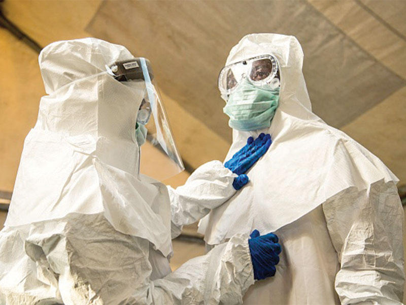  الطاقم الطبي يفحص البدلات الواقية لبعضهم