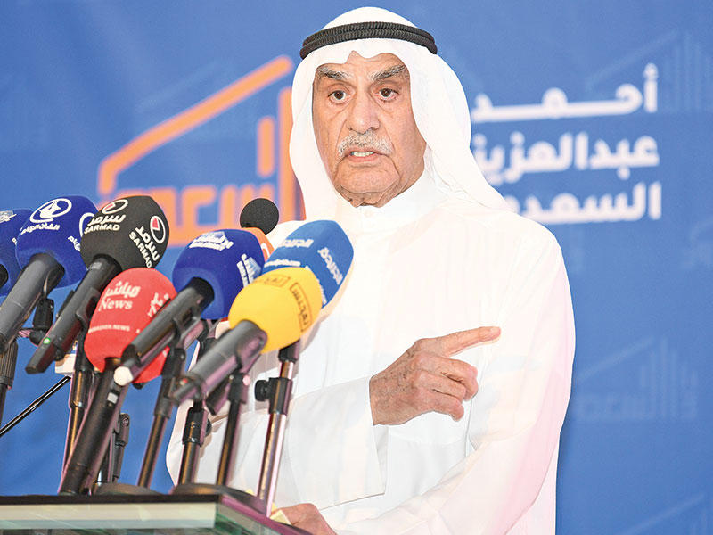 السعدون متحدثاً في ندوته