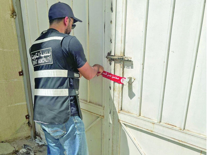 احد رجال البلدية خلال اغلاق احد السراديب 