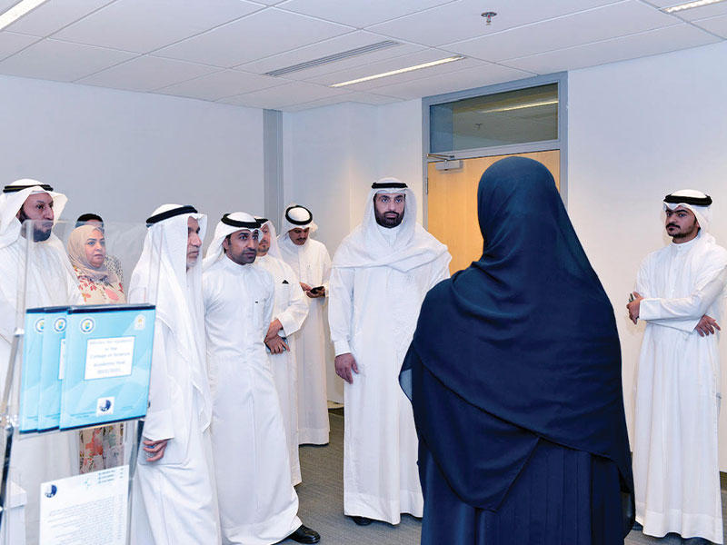مدير جامعة الكويت د. يوسف الرومي خلال الجولة