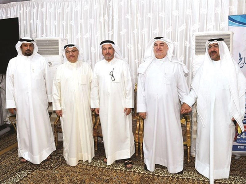 مرشح الدائرة الثانية النائب السابق خليل الصالح متوسطا بعض الناخبين