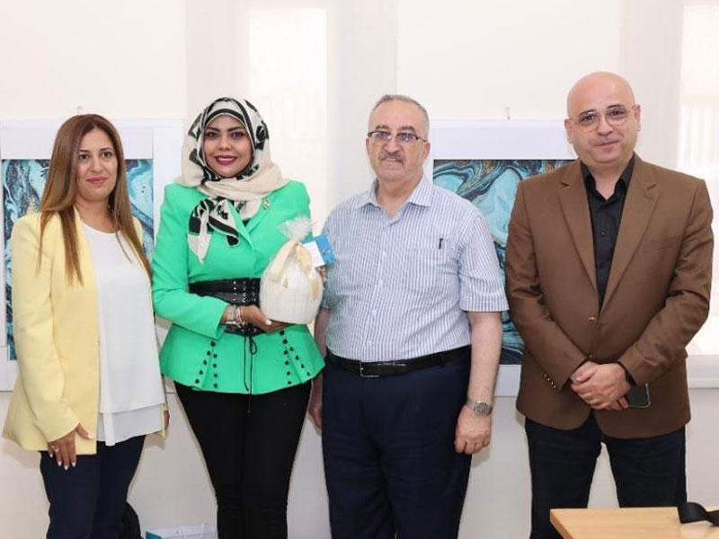 أمل الرندي أثناء تكريمها 