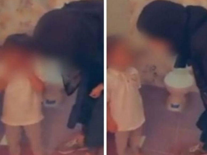 صوره توضح العاملة خلال صفعها للطفلة 