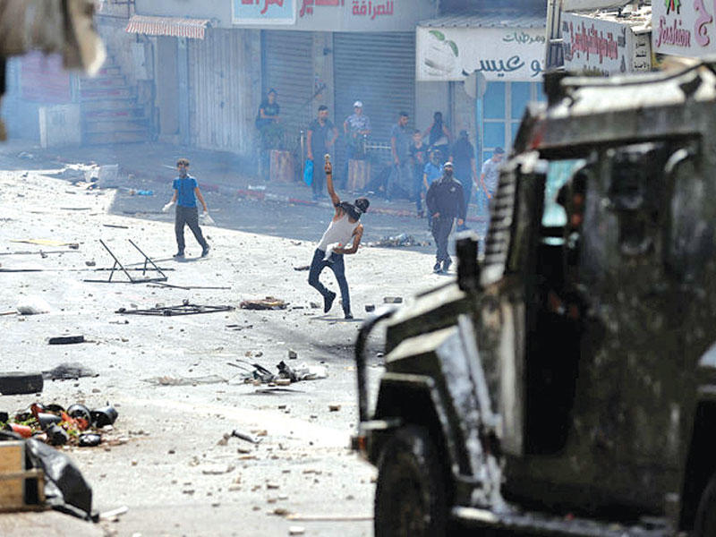 متظاهرون فلسطينيون يحتجون على اعتقال ناشطين فلسطينيين