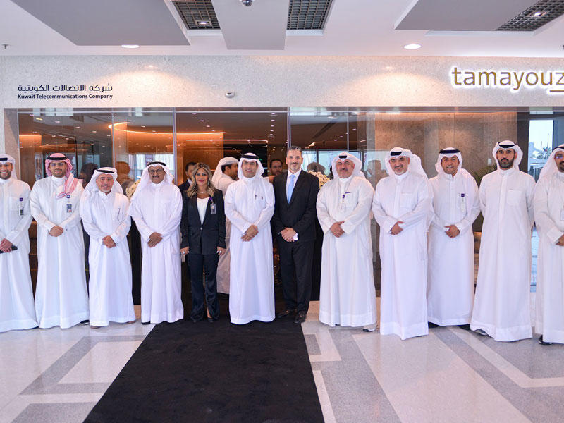 لقطة جماعية للإدارة التنفيذية في stc أمام لاونج تميز