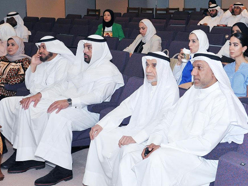 د. يوسف الرومي في مقدمة الحضور