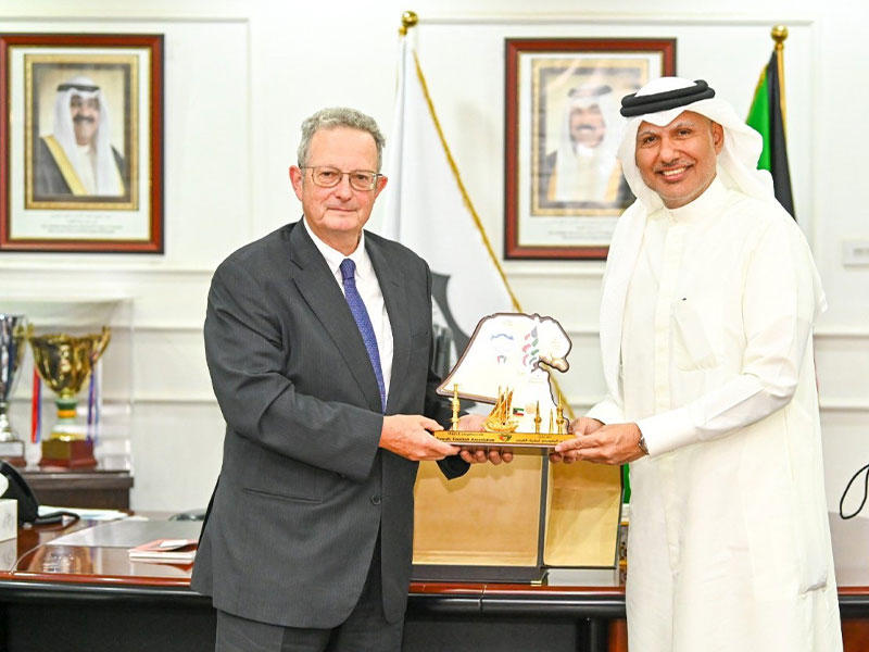 رئيس مجلس إدارة الاتحاد الكويتي لكرة القدم عبدالله الشاهين يقدم هدية تذكارية للسفير البلجيكي