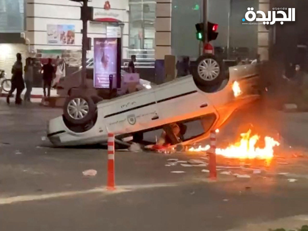 سيارة شرطة مقلوبة مشتعلة بالنار في بجنورد