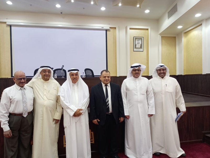 الهباد وعطية مع عدد من الأدباء في الرابطة