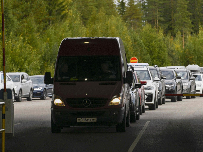 زحمة خانقة عند الحدود بين روسيا وفنلندا أمس (أ ف ب)