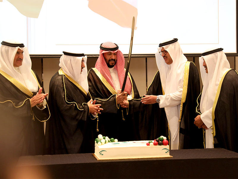 الخالد والفارس والسفير السعودي يقطعون كعكة الاحتفال