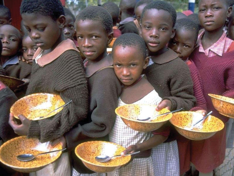 الاطفال يصطفون من اجل الطعام 