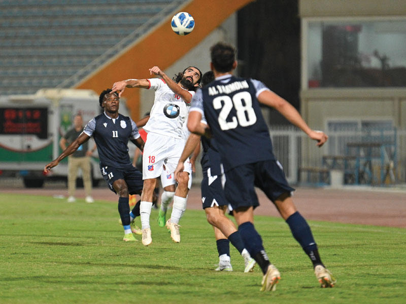 التركماني في محاولة للسيطرة على الكرة