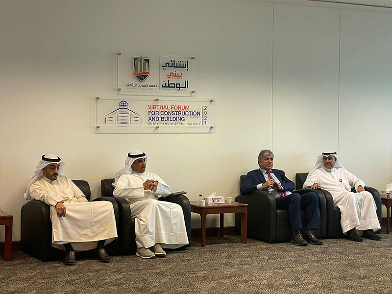 المدير العام للهيئة العامة للتعليم التطبيقي والتدريب بالإنابة، د. جاسم الأنصاري مستمعا للاسرة الأكاديمية خلال جولته