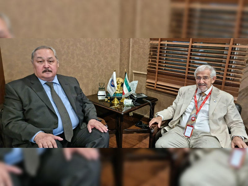 رئيس مجلس إدارة جمعية الهلال الأحمر الكويتي د. هلال الساير خلال لقائه سفير جمهورية قرغيزيا لدى الكويت عظمات قاراغولوف اليوم 