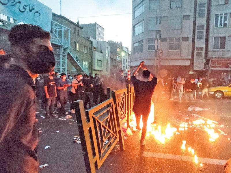 جانب من تظاهرات طهران أمس (أ ف ب)