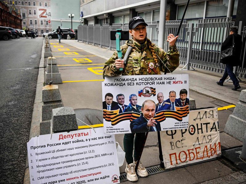 روسية تتظاهر دعماً لبوتين في موسكو غداة تظاهرات ضد الحرب (أ ف ب)