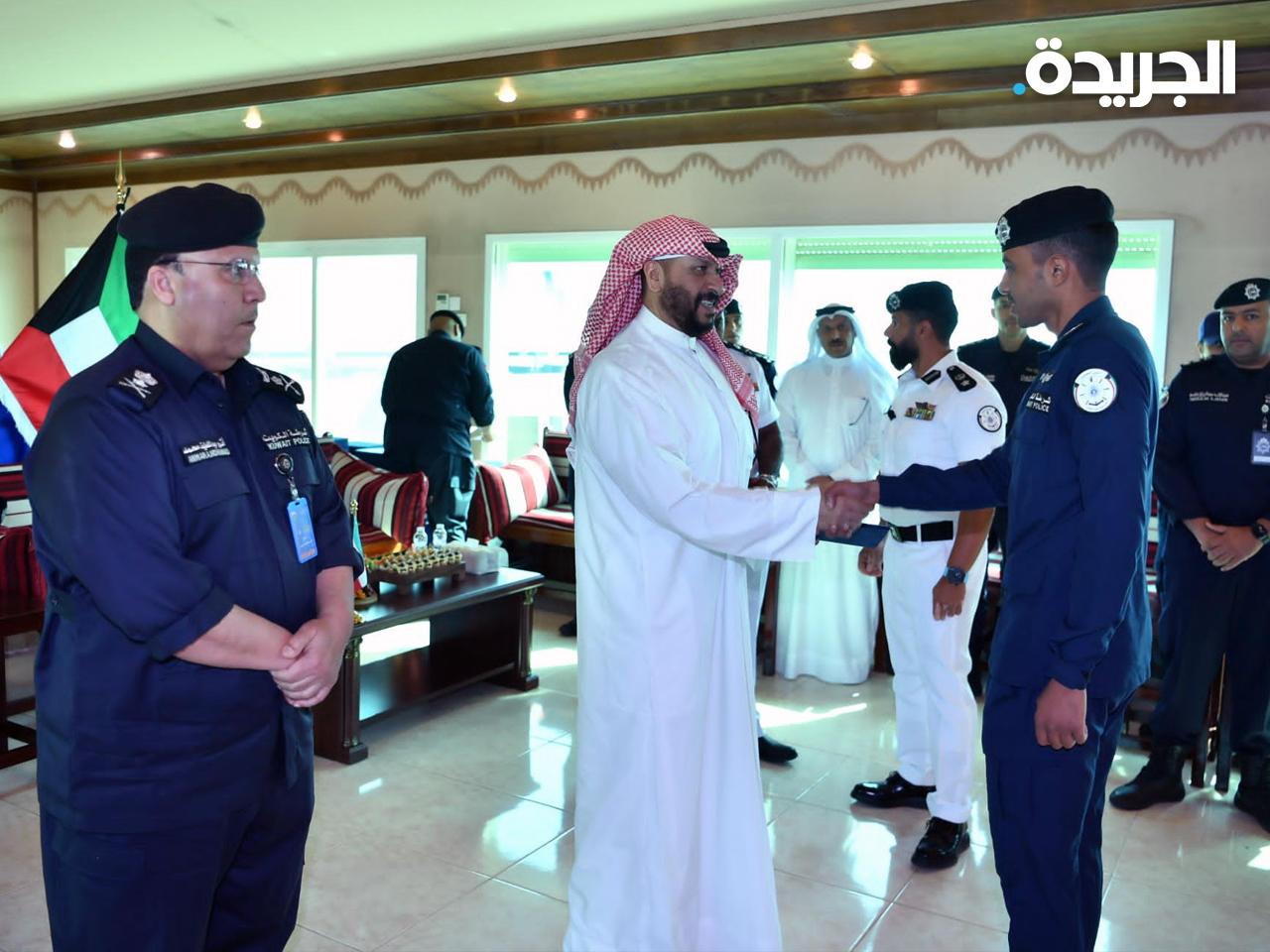 وزير الداخلية يكرم عدداً من الضباط وضباط الصف من منتسبي خفر السواحل