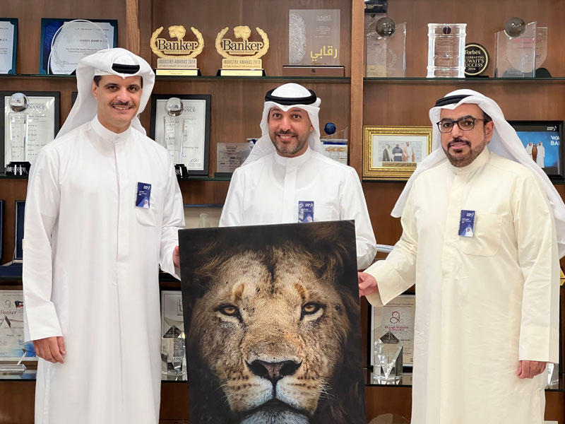 أحمد البديوي يقدم لوحة تذكارية للإدارة التنفيذية 