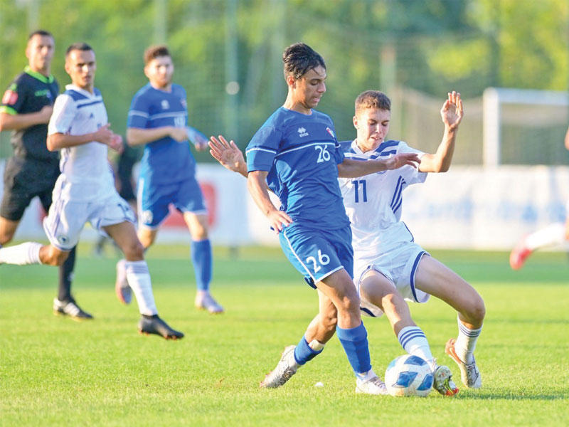 جانب من مباراة أزرق الشباب والبوسنة في المعسكر الأخير