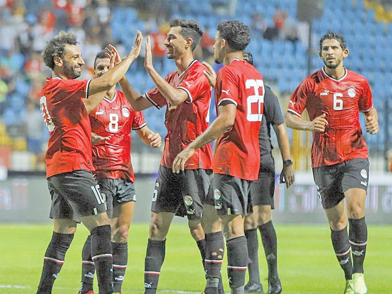 لاعبو المنتخب المصري يحتفلون بالهدف الأول لمحمد صلاح