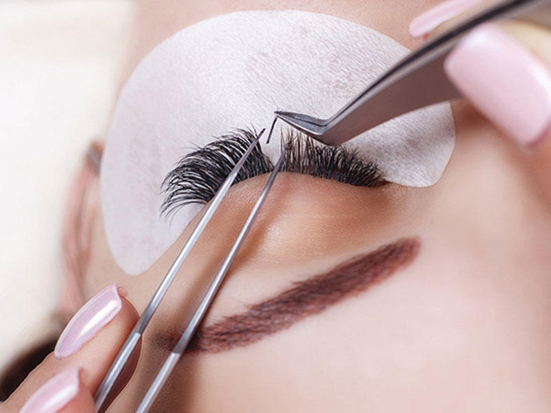 انتبهن... وصلات الرموش تعمي العيون