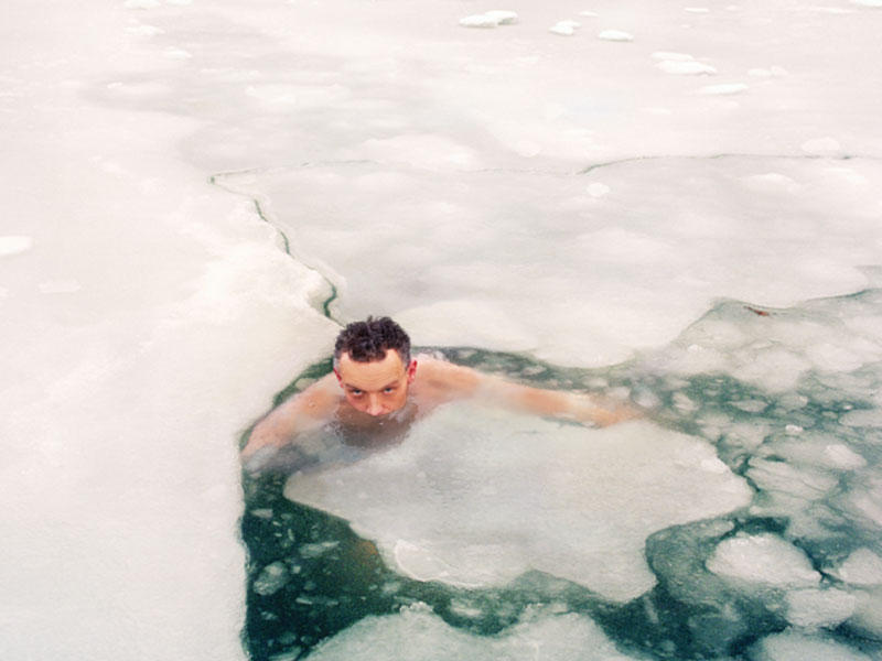 السباحة بالماء البارد تُنقص الوزن