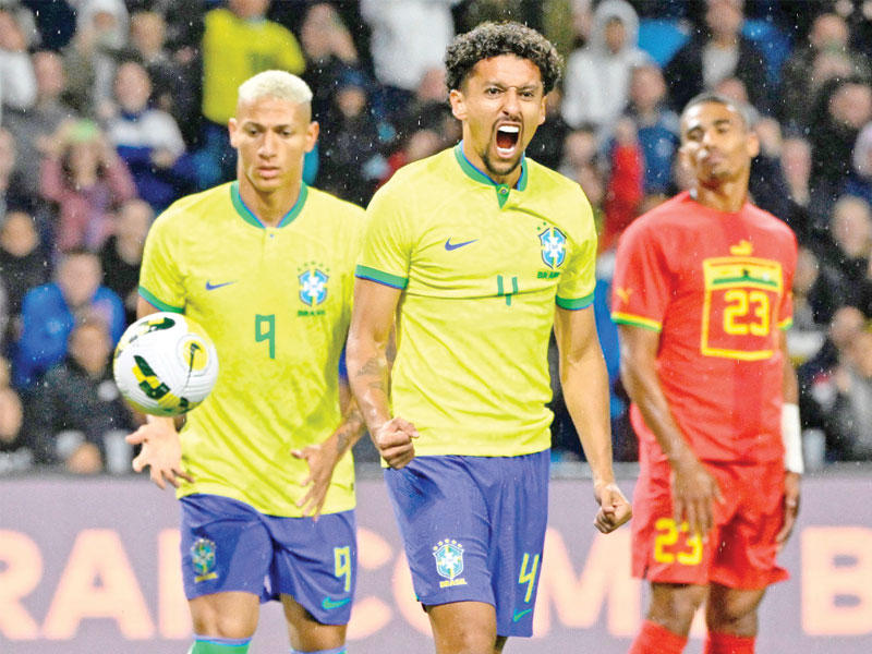 ماركينيوس نجم منتخب البرازيل يحتفل بهدفه