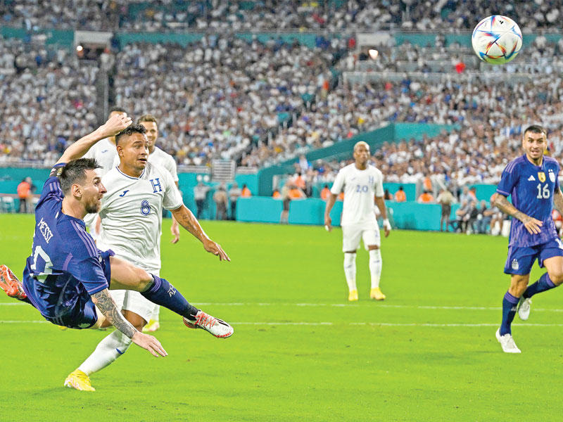 ميسي في محاولة أمام مرمى هندوراس