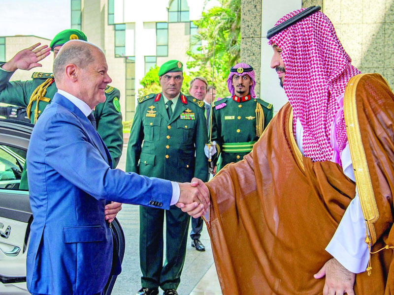 ولي العهد السعودي محمد بن سلمان يصافح المستشار الألماني أولاف شولز