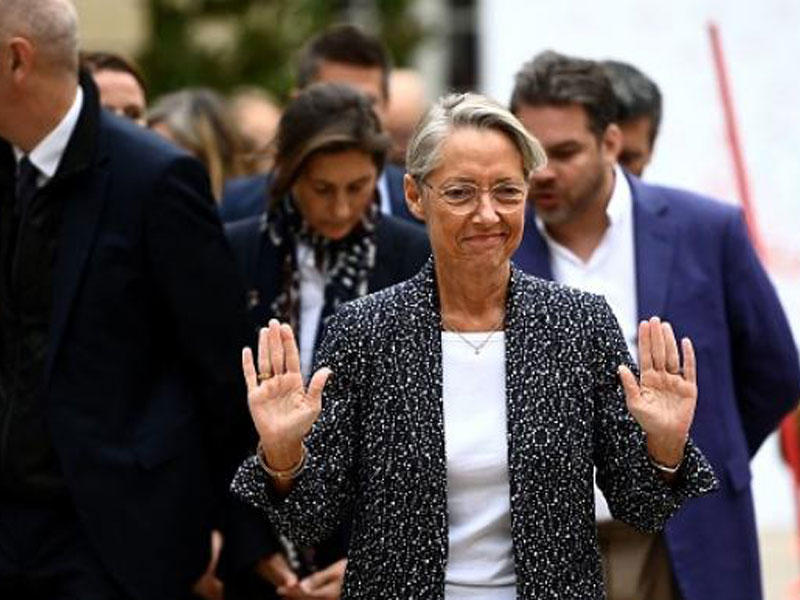 رئيسة الوزراء اليزابيت بورن ستزور