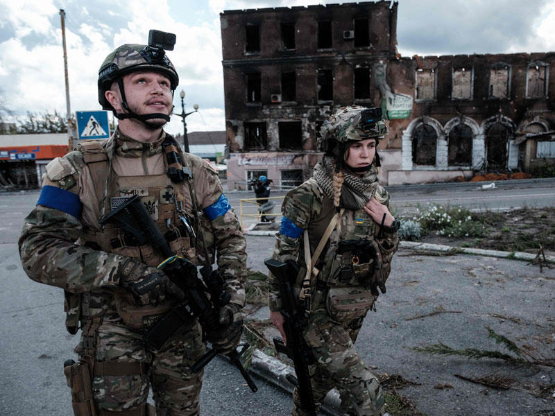 جنديان أوكرانيان خلال دورية راجلة في مدينة كوبيانسك في خاركيف أمس (أ ف ب)