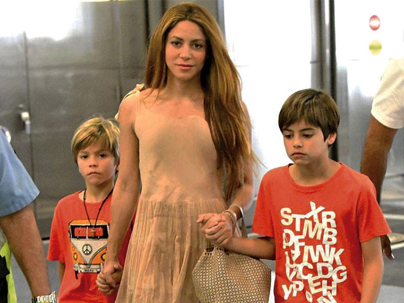 النجمة العالمية شاكيرا وولداها