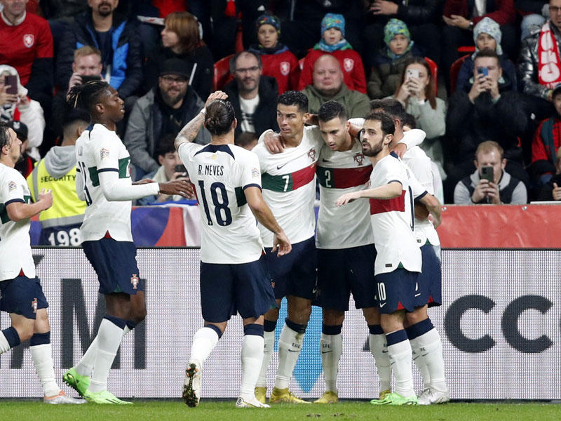 فرحة لاعبي المنتخب البرتغالي بالهدف الأول في مرمى التشيك 