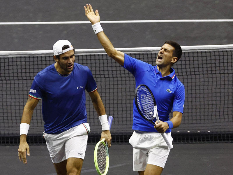 اللاعبان نوفاك ديوكوفيتش وماتيو بيريتيني 