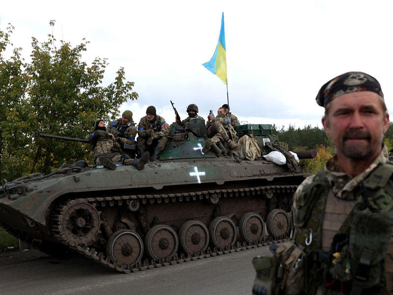 جنود أوكرانيون خارج مدينة إيزيوم في منطقة خاركيف (أ ف ب)