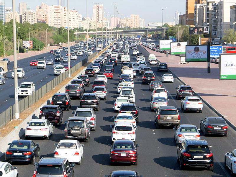 جانب من الازدحام المروري أمس