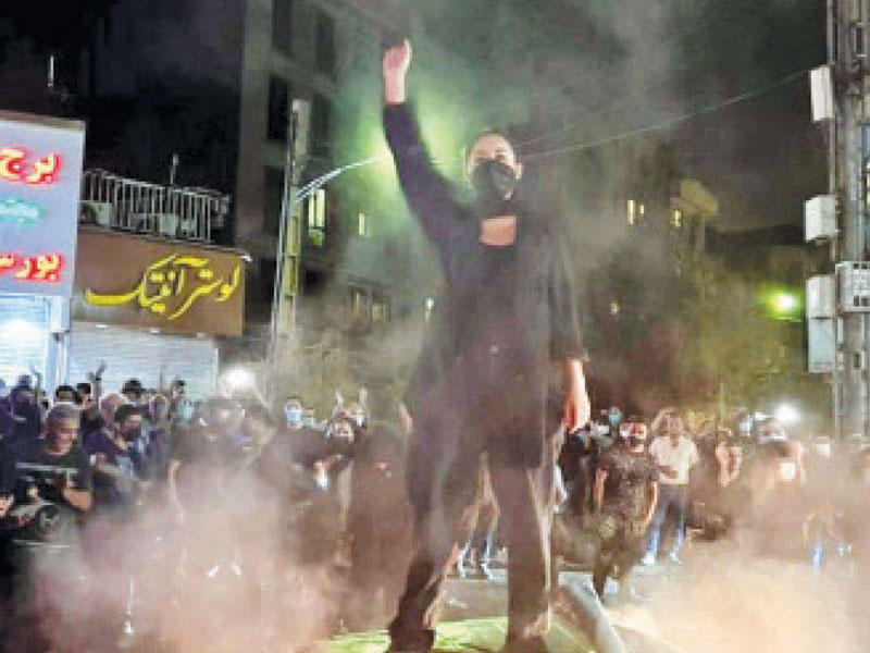 ايرانية تشارك في تظاهرة ليلية في طهران