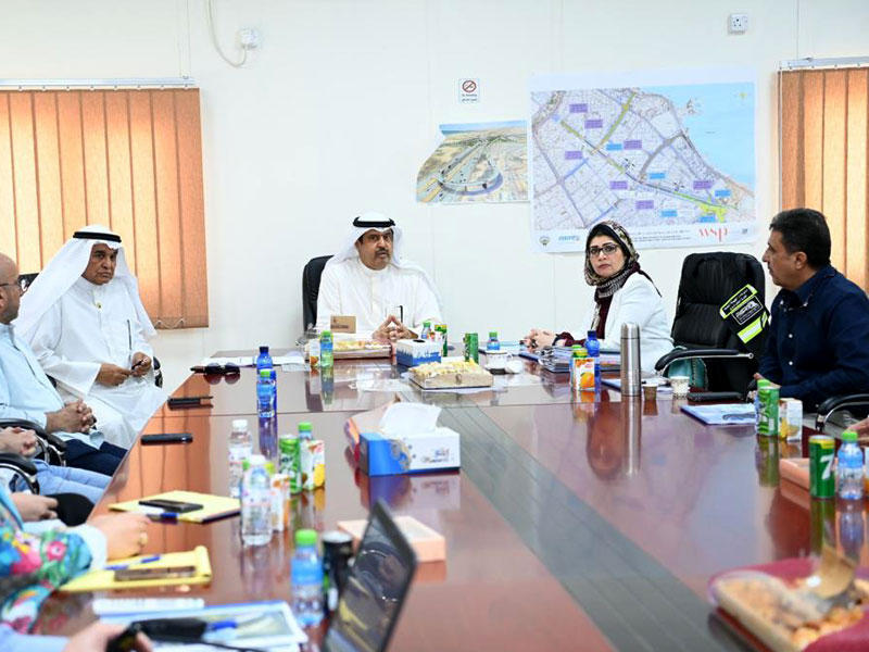 الأصفر خلال لقاء مسؤولي «الطرق»